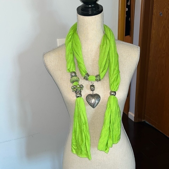 Spring green scarf with heart pendant and balls on ends, very classy! - Picture 1 of 3
